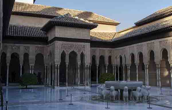 Granada 040 - La Alhambra - palacios Nazaries - Patio de los Leones.jpg